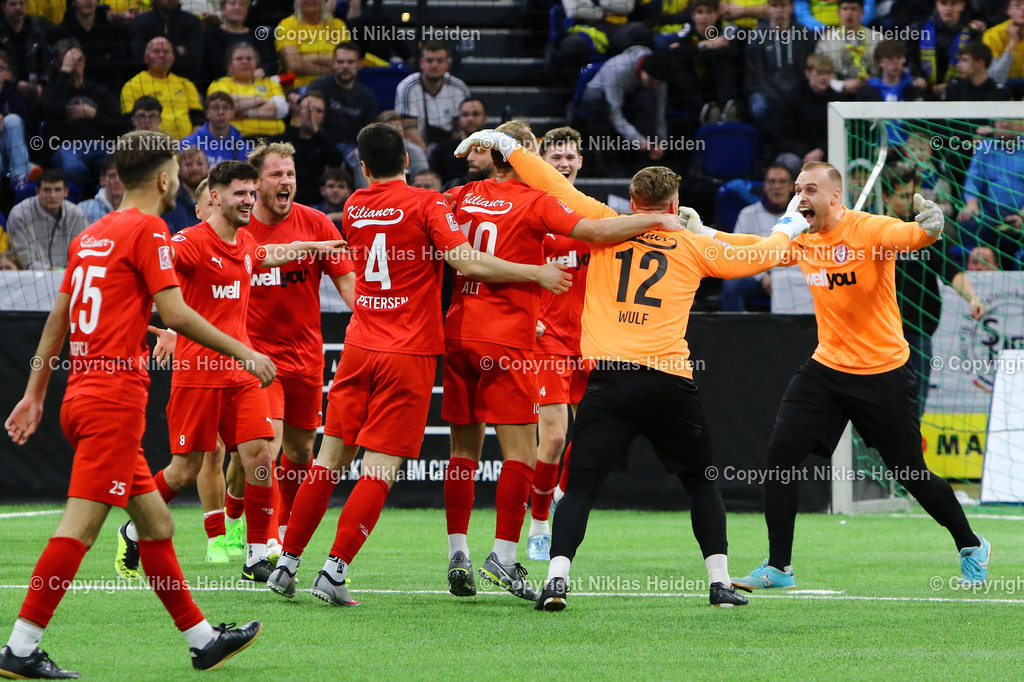 NH_SHFVHallenmasters2024_WunderinoArena_14012024 | Der FC Kilia Kiel bejubelt den Sieg bei den SHFV Hallenmasters 2024.

SHFV Hallenmasters 2024 I Wunderino-Arena I 14.01.2024