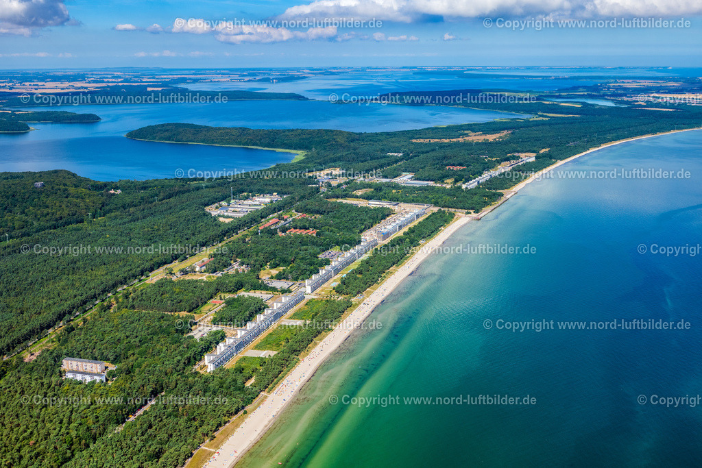 Binz_Prora_Rügen_ELS_7991100822 | PRORA 10.08.2022 Gebäudekomplex der ehemaligen KdF Anlage " Koloss von Prora " im Ortsteil Prora in Binz im Bundesland Mecklenburg-Vorpommern. Das ehemalige KdF Bad Prora und die ehemaligen NVA - Kasernenanlagen werden zu einer attraktiven Eigentumswohnanlage mit Ferienwohnungen am Strand der Ostsee umgebaut, modernisiert und saniert. // Building complex of the former military barracks " Koloss von Prora " in Prora in the state Mecklenburg - Western Pomerania. Foto: Martin Elsen