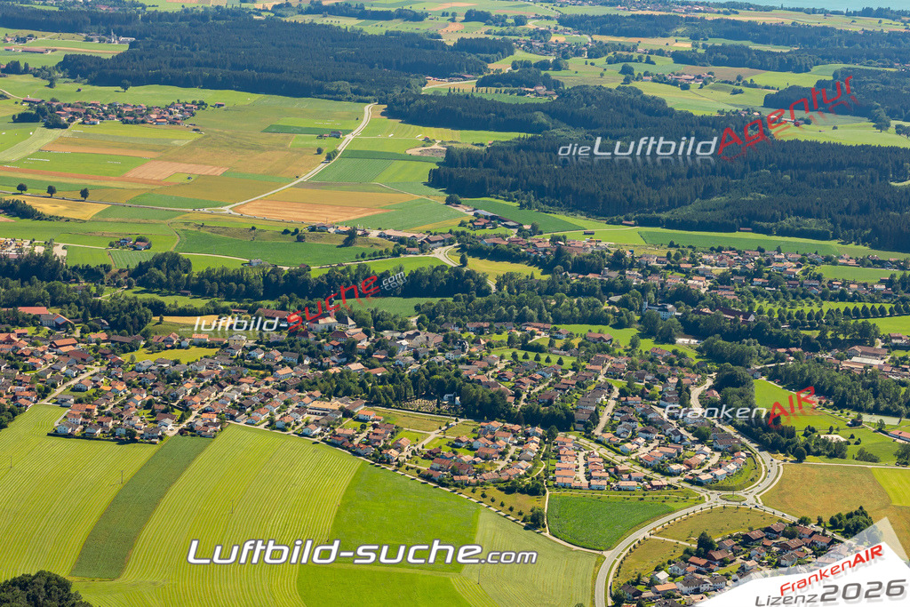 Aktuelles Luftbild von Traunwalchen Traunreut - Die Luftaufnahme wurde 2022 mittels UL-Flugzeug erstellt ( keine Drohne ) - hochauflösende Kamera-Systeme von  Canon -Beste Qualität - Für grossformatige Ausdrucke geeignet. Die Geschenkidee !