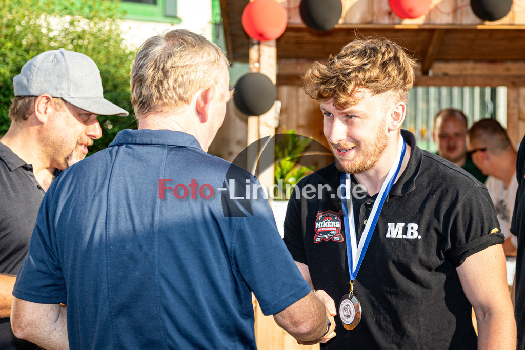 Miners Fanclub Sommerfest | Miners Fanclub Sommerfest, Miners Fanclub Sommerfest, 20240720,Ehrung Martin Lidl durch Moritz Birkner,2024-07-20 in Peißenberg (Eissation)Copyright: WolfgangxLindner www.foto-lindner.de