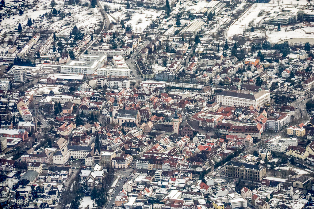Luftbild: Innenstadt aus Süden im Winter bei Schnee in Ettlingen im Bundesland Baden-Württemberg in Deutschland. Foto: IMG_17004.jpg vom 15.02.2009 durch Werner Riehm/FLY-FOTO.de
