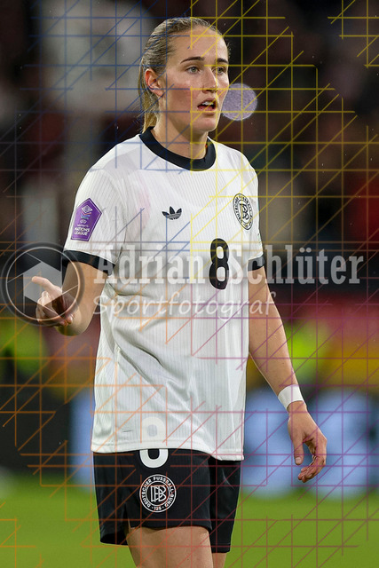 Deutschland vs Frankreich - Halbfinale - UEFA Women's Nations League | Düsseldorf, Deutschland, 24.10.25:   Sydney Lohmann ( Deutschland ) gestikuliert, Gestik waehrend des Halbfinals der UEFA Women's Nations League zwischen Deutschland vs Frankreich in der Merkur-Spiel-Arena(Foto von Brauer-Fotoagentur / Adrian Schlueter)