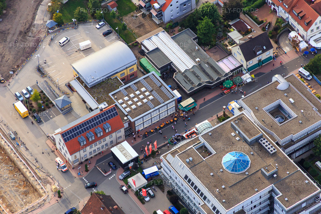 Luftbild: Kandeler Stadtfest 2015 zwischen Verbandsgemeinde Verwaltung Kandel und Sparkasse Südpfalz in Kandel im Bundesland Rheinland-Pfalz in Deutschland. Foto: IMG_084076.jpg vom 29.08.2015 durch Werner Riehm/FLY-FOTO.deWWW.KANDEL.DE