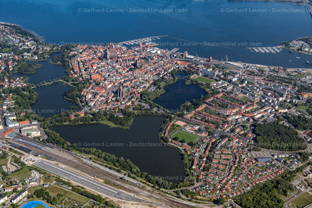 4061623 | STRALSUND 08.09.2021 Altstadtbereich und Innenstadtzentrum in Stralsund im Bundesland Mecklenburg-Vorpommern, Deutschland. Weiterführende Informationen bei: Hansestadt Stralsund,  SWS Stadtwerke Stralsund GmbH,  Stadtmarketings Stralsund e.V.. // Old Town area and city center in Stralsund in the state Mecklenburg - Western Pomerania, Germany. Further information at: Hansestadt Stralsund,  SWS Stadtwerke Stralsund GmbH,  Stadtmarketings Stralsund e.V.. Foto: Gerhard Launer