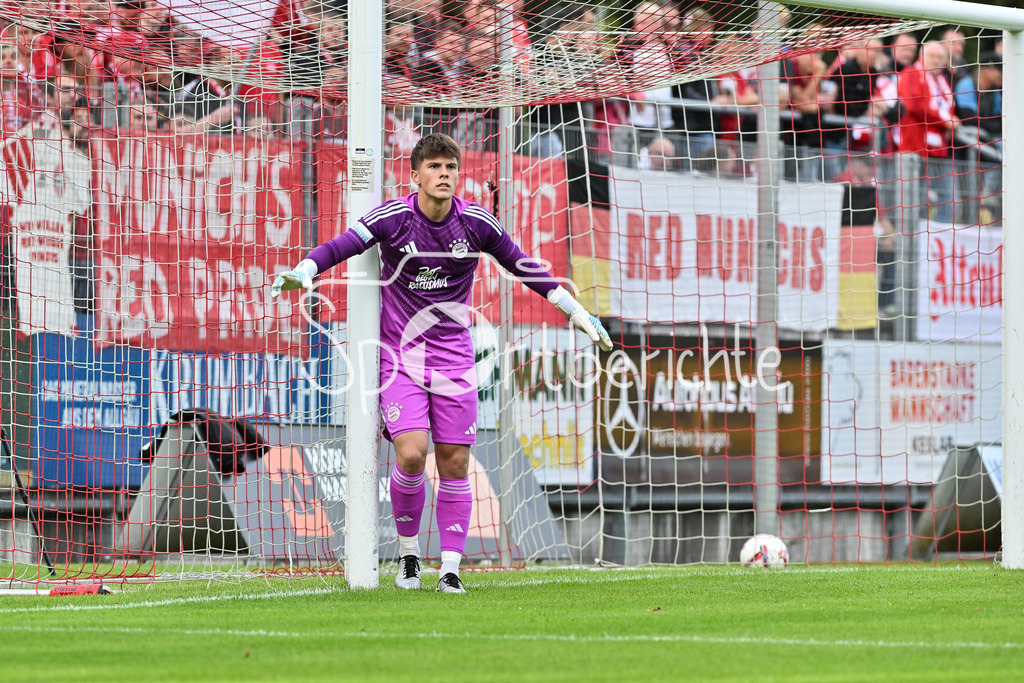 FC Memmingen - FC Bayern Amateure | im Bild Jannis BAERTL (FC Bayern München II #18) / Einzelfoto / Freisteller / Regionalliga Bayern: FC Memmingen - FC Bayern München II; Arena Memmigen am 29.08.2025
