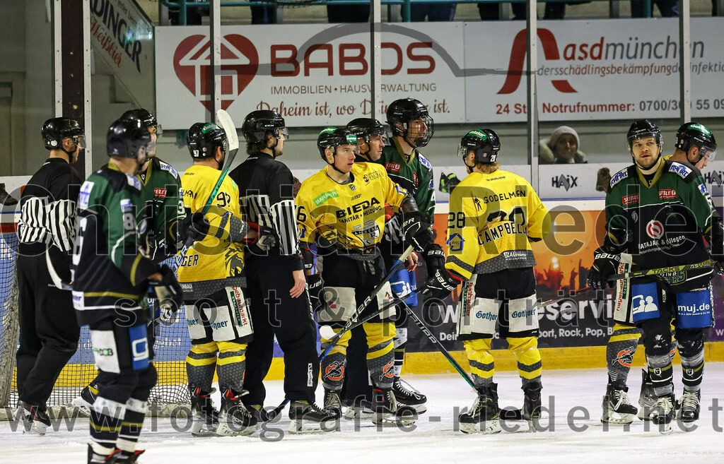 2023-02-10_034_TSV_Erding_gegen_ERSC_Amberg | Erding, Deutschland, 10.02.2023:
Eishockey, Bayernliga Meisterrunde Gruppe B 2022 / 2023, 3. Spieltag, TSV Erding gegen ERSC Amberg, Endergebnis: 6:3

Felix Feder (ERSC Amberg, #76), Shawn Campbell (ERSC Amberg, #28), Elias Maier (Erding Gladiators, #15)

Foto: Christian Riedel / fotografie-riedel.net