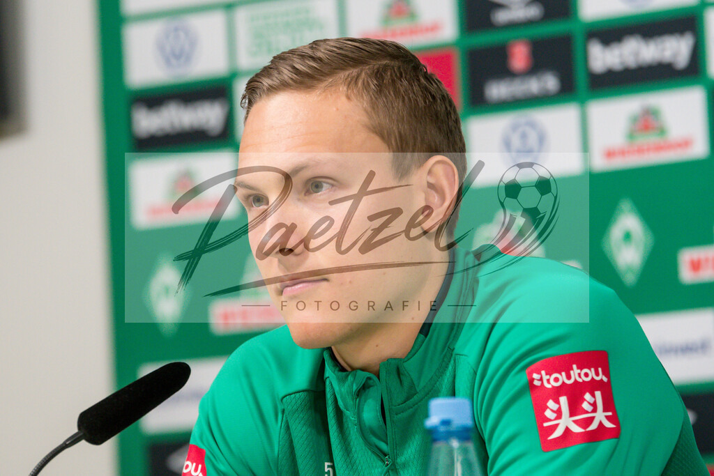 20200218_PKWEBR_0002 | Fussball, Herren: Ludwig Augustinsson (SV Werder Bremen) schaut waehrend der Pressekonferenz des SV Werder Bremen im Presseraum des wohninvest Weserstadion am 18.02.2020 in Osnabrueck, Deutschland. - Realisiert mit Pictrs.com
