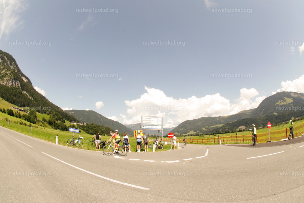 807_20230817_Bewerb_Maenner_Muehlanger | AUT - OESTERREICH, 2023-08-16: SPORT RENNRAD-FAHREN - 55. INTERNATIONALER RADWELTPOKAL IN ST. JOHANN IN TIROL  - Vintage-Radrennen mit WM-Bronze-Medaillen-Siegerin Christina Schweinberger, den Teilnehmer und Alexander Baumann (vom Orginastions-Team) - TAG 2 BEWERB MAENNER IN SECHS GRUPPEN  ; Foto: Roland Muehlanger
