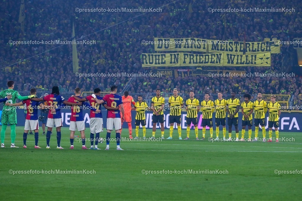 UCL1504251042 | 15.04.2025, Fußball, UEFA Champions League, Borussia Dortmund - FC Barcelona, BVB Stadion, Viertelfinale, Saison 2024 2025: Die Spieler von Borussia Dortmund und vom FC Barcelona, Barca halten eine Schweigeminute fuer den verstorbenen Wilhelm Burgsmueller abRegulations prohibit any use of photographs as image sequences and or quasi-video.