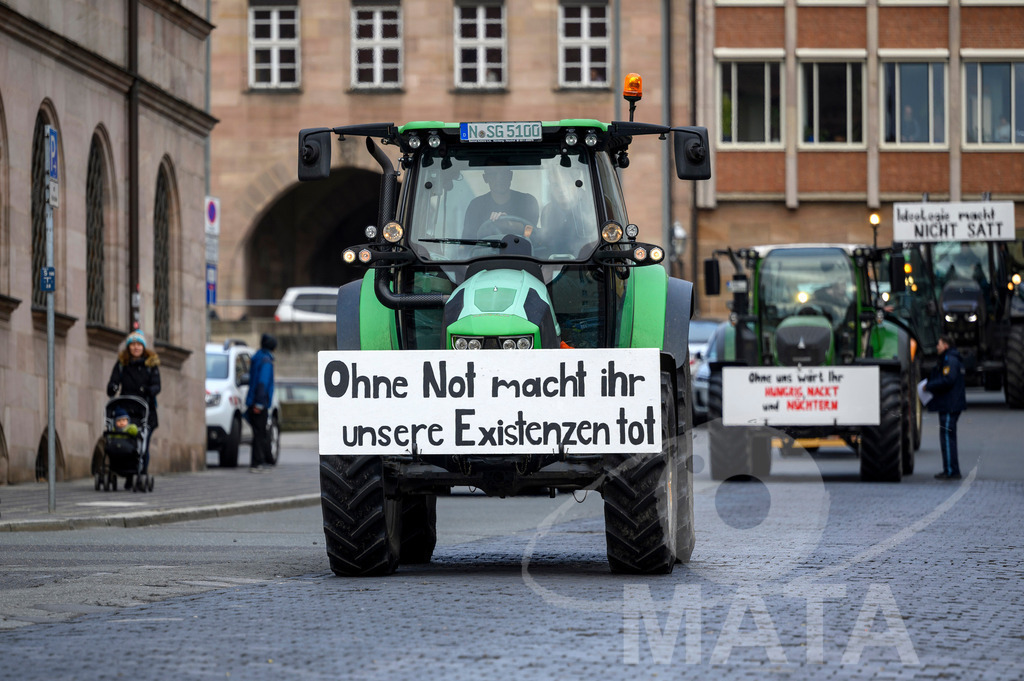 _DWA4166 | Bauerndemo gegen Agrarpolitik der Bundesregierung  auf dem Straße Obstmarkt und Hauptmarkt . Nürnberg, 08.01.2024 - Realisiert mit Pictrs.com