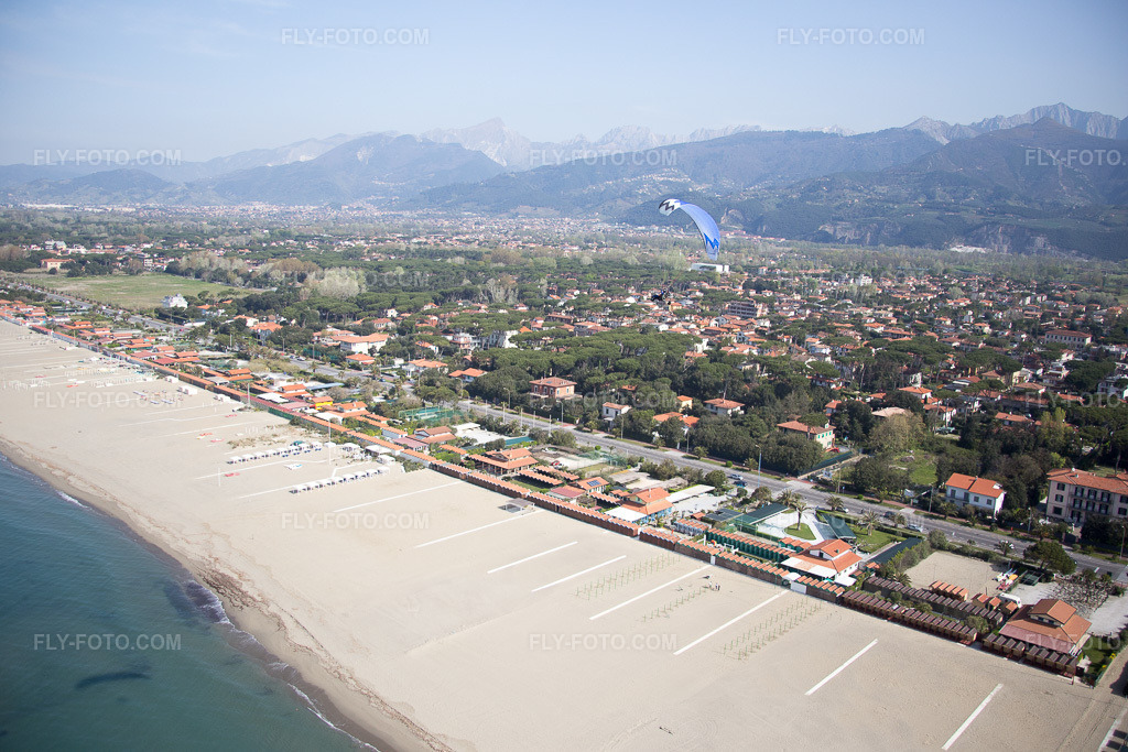 Aerial view: View of the town in Forte dei Marmi in the state Lucca, Italy.Photo: IMG_087098.jpg taken on 04/04/2016 by Werner Riehm/FLY-FOTO.comResolution of the original: 5472 x 3648 px