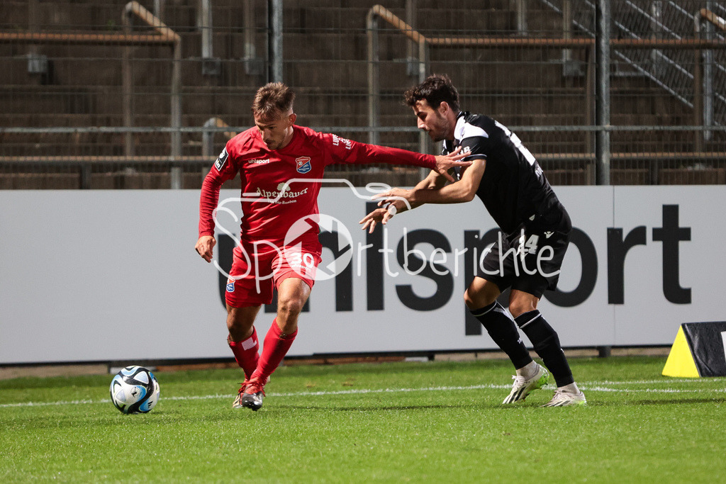 SpVgg Unterhaching - Arminia Bielefeld | Simon SKARLATIDIS (UHG #30) im Duell mit Christopher LANNERT (Bielefeld #24) / DFL REGULATIONS PROHIBIT ANY USE OF PHOTOGRAPHS AS IMAGE SEQUENCES AND/OR QUASI-VIDEO