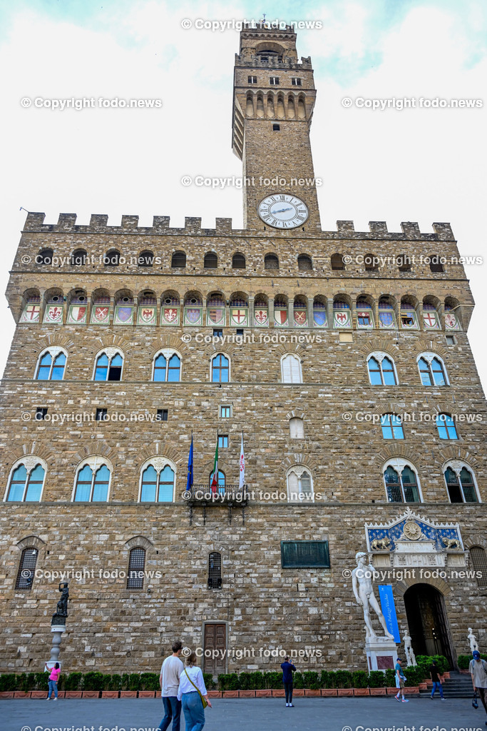 Italien_ Toscana_ Florenz_ 30.05.2024-10 | 30.05.2024, Italien, ITA, Toskana, Florenz im Bild Stadtansichten, Gebäude, Architektur, Touristen, Historisch, Souvenir, Altstadt, Museum, Statuen, Skulpturen, Piazza della Signoria, Statue David, Palazzo Vecchio, Neptunbrunnen, Piazza della Repubblica, Ponte Vecchio, Brücke, Uffizien, Kathedrale Santa Maria del Fiore, Arno, Fluß


Florenz, Firenze, ist eine italienische Großstadt. Nach Einwohnern ist sie die achtgrößte Stadt Italiens. Florenz ist die Hauptstadt sowie größte Stadt der Region Toskana und der Metropolitanstadt Florenz, in der etwa eine Million Menschen leben. Florenz ist für seine Geschichte berühmt. Leonardo da Vinci verbrachte große Teile seiner Jugend in Florenz, Michelangelo fand Unterschlupf in der Kirche der Medici, Galileo Galilei wohnte als Hofmathematiker in den Palästen der Medici. Von 1865 bis 1871 war die Stadt die Hauptstadt des neu gegründeten Königreichs Italien. Das historische Zentrum von Florenz zieht Jahr für Jahr Millionen von Touristen an. Die historische Innenstadt wurde von der UNESCO im Jahre 1982 zum Weltkulturerbe erklärt. 
Quelle: Wikipedia
