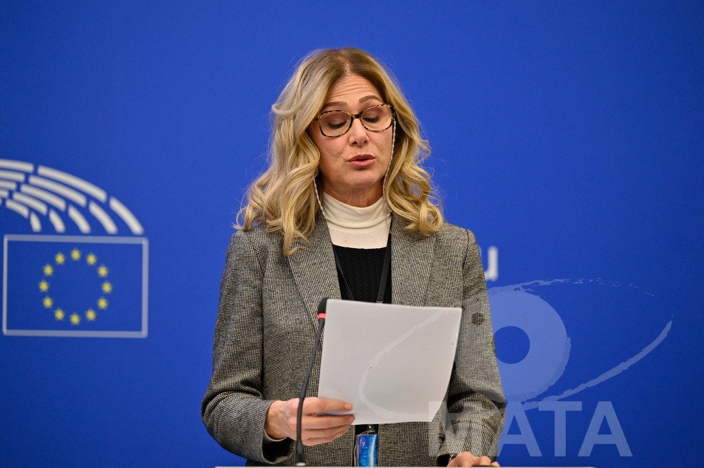 _DWI0077 | Politikerin Francesca Donato bei einer Pressekonferenz zum Thema 'Alarmierende Statistiken zu den Folgen des COVID-Lockdowns' im Europäischen Parlament. Straßburg, 18.01.2023 - Realisiert mit Pictrs.com