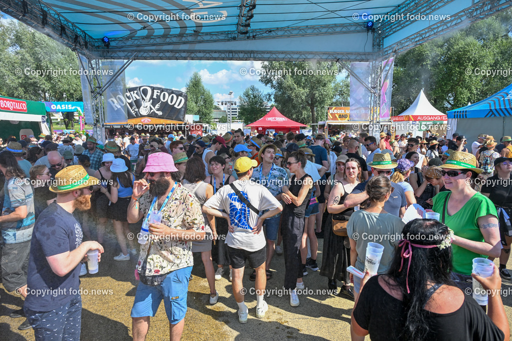 Lido Sounds Festival Linz 2024_ 28.06.2024-26 | 28.06.2024, Linz, AUT, Lido Sounds Festival Linz 2024, im Bild Besucher, Menschen, Musik, Festival