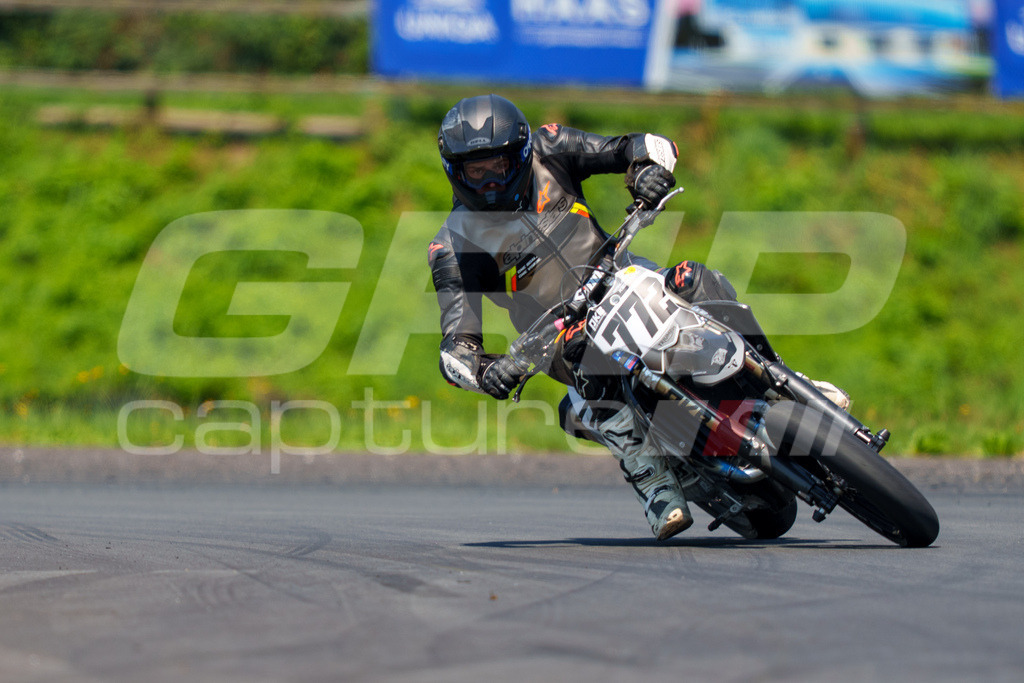 G-Cup + Supermoto Staatsmeisterschaft + Hungarian Supermoto Championship | GRIPcapture steht für authentische Sportfotografie in Österreich – für Momente, die mehr sind als Geschwindigkeit oder Ergebnis. Es geht um Emotion, Spannung, Fokus und den Augenblick, der oft nur einen Wimpernschlag dauert.Ob Motorsport, Teamsport oder 
