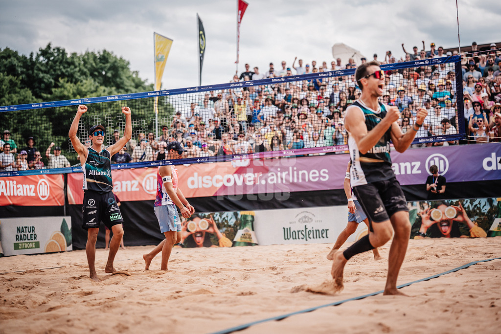 Beachvolleyball | Männer | Allianz German Beach Tour 2025 | Tourstop München | 05.07.2025 | v.l. Valentin Schneckenburger und Yannick Bibelriether jubeln