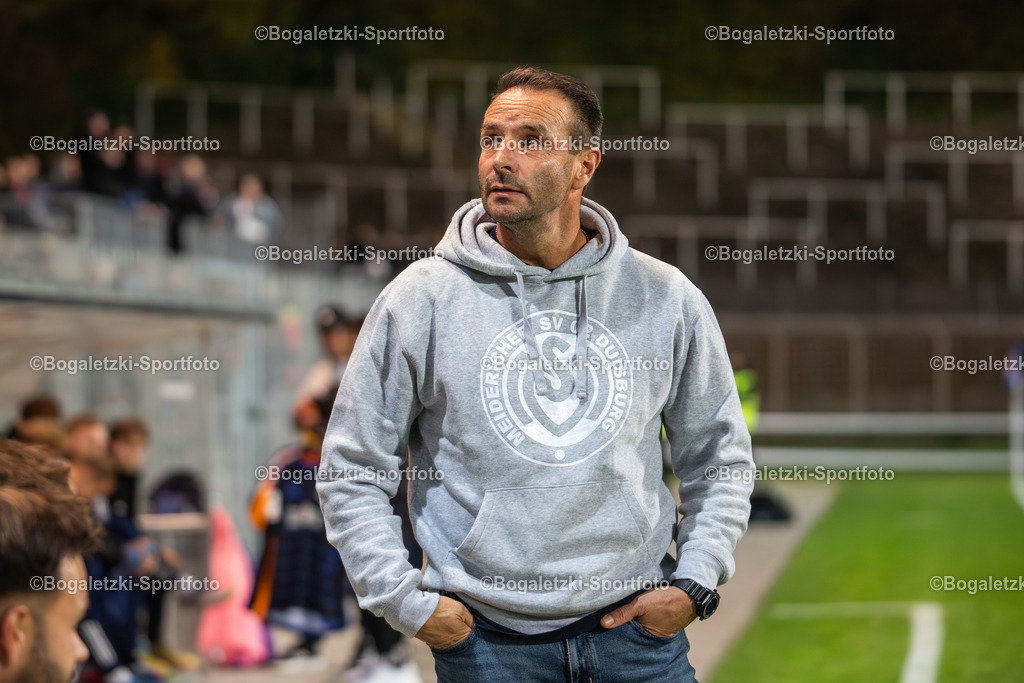 Dietmar Hirsch | 15.10.2025, Fußball, Niederrheinpokal, 3.Runde, KFC Uerdingen - MSV Duisburg: Dietmar Hirsch blickt vor dem Anpfiff Richtung KFC Fans auf der Haupttribüne - Realisiert mit Pictrs.com
