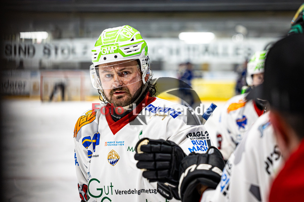 EHC Waldkraiburg LÖWEN gegen Peißenberg MINERS | Eishockey Bayernliga 2025/26 Pre-Playoff Spiel 3, EHC Waldkraiburg LÖWEN gegen Peißenberg MINERS, 20260203,Abklatschen nach Tor,2026-02-03 in Waldkraiburg (Raiffeisen Arena), Marek HALODA (MINERS 64)Copyright: WolfgangxLindner www.foto-lindner.de