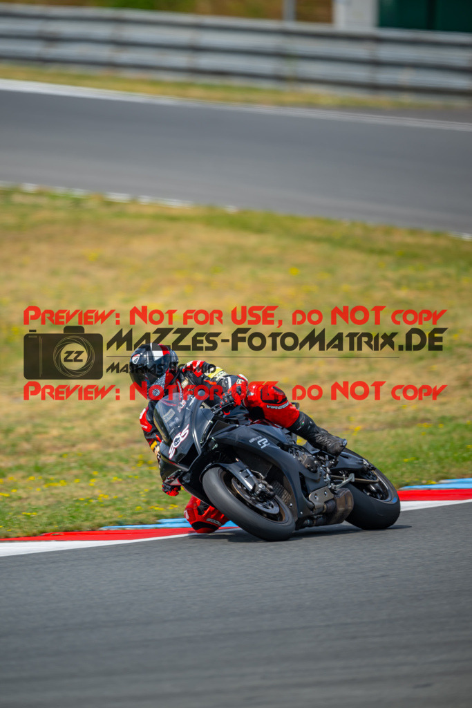 MaZZes-Fotomatrix-20260801-460042 | WEISS