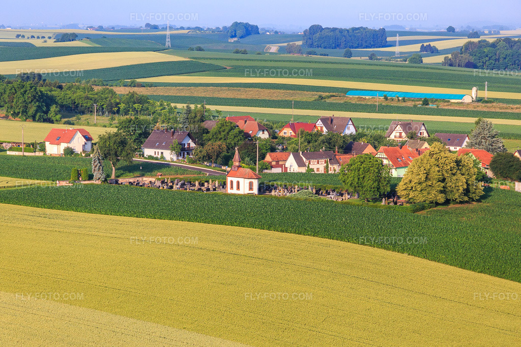 Aerial view: Cemetery with chapel in Salmbach in the state Bas-Rhin, France. – Photo: IMG_107860.jpg taken on 06/10/2018 by Werner Riehm/FLY-FOTO.com – Resolution of the original: 5030 x 3353 px