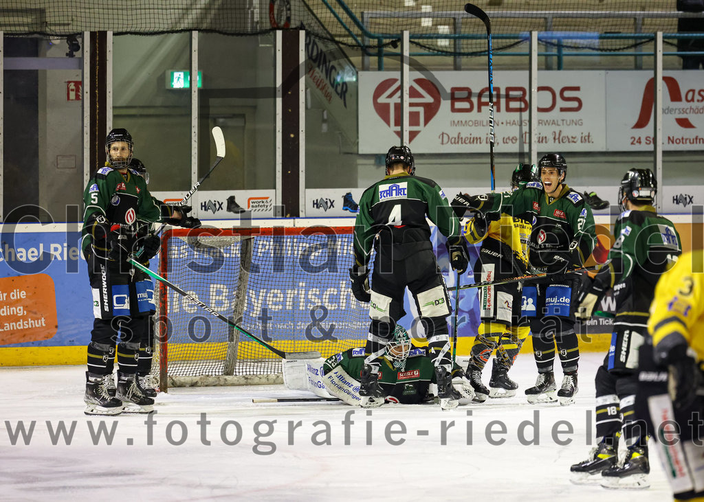 2022-11-20_109_TSV_Erding_gegen_ERSC_Amberg | Erding, Deutschland, 20.11.2022:
Eishockey, Bayernliga 2022 / 2023, 15. Spieltag, TSV Erding gegen ERSC Amberg, Endergebnis: 5:1

Florian Zimmermann (Erding Gladiators, #5), Torwart Thomas Hingel (Erding Gladiators, #33), Simon Franz (Erding Gladiators, #4), Mark Waldhausen (Erding Gladiators, #27)

Foto: Christian Riedel / fotografie-riedel.net