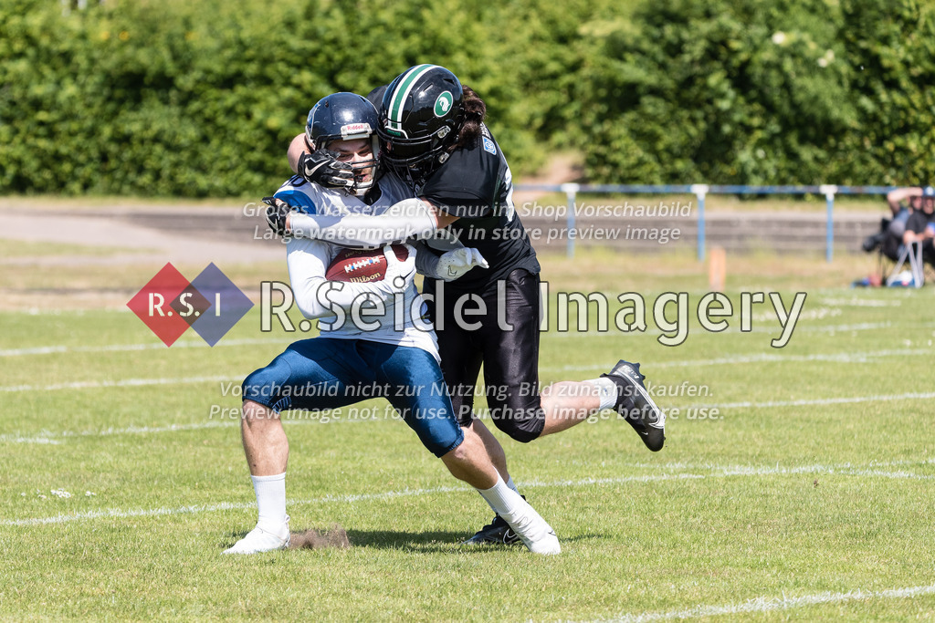 American Football, Saison 2023, Regionalliga Nord, Hamburg Blue Devils - Black Swans, Dr.-Hermann-Schnell-Sportplatz (Hamburg), 03.06.2023, 3. Gameweek | Niklas Pontow (#23, Black Swans), Kay Bröcker (#86, Blue Devils, Pass Coordinator & WR-Coach)