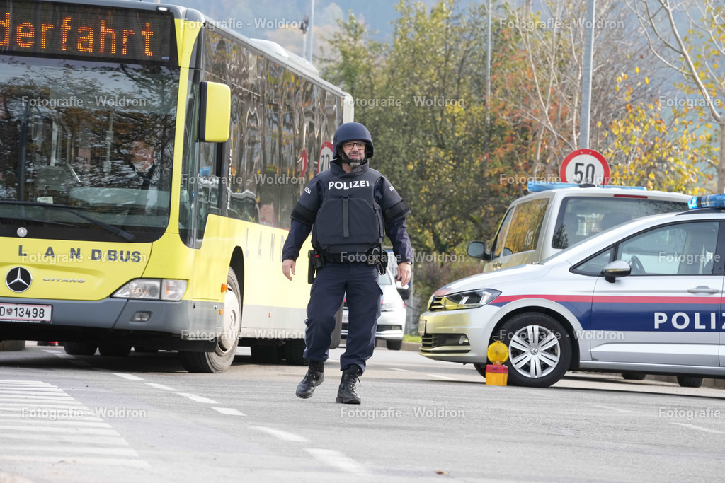 20221111 Amoklauf in Mittelschule Haselstauden | DORNBIRN, OESTERREICH - 11. NOVEMBER: Polizeieinsatz waehrend des Amoklaufs in der Mittelschule Haselstauden in Mittelschule Haselstauden on November 11, 2022 in Dornbirn, Austria.