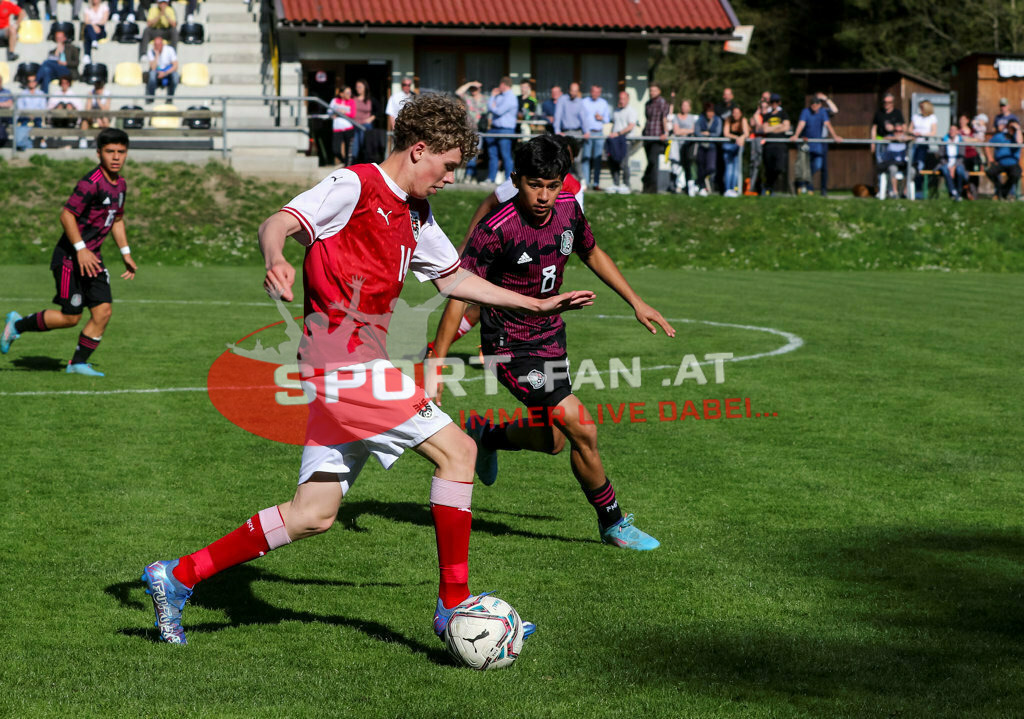 AUSTRIA U15 - MEXICO U15 | MARCEL STÖHR (Austria #14) Derek Garcia (Mexico #8) ; AUSTRIA U15 - MEXICO U15 am 29.04.2022 in Arnoldstein
(Sportplatz), AUSTRIA, (Photo by Ernst Krawagner sport-fan.at) - Realisiert mit Pictrs.com