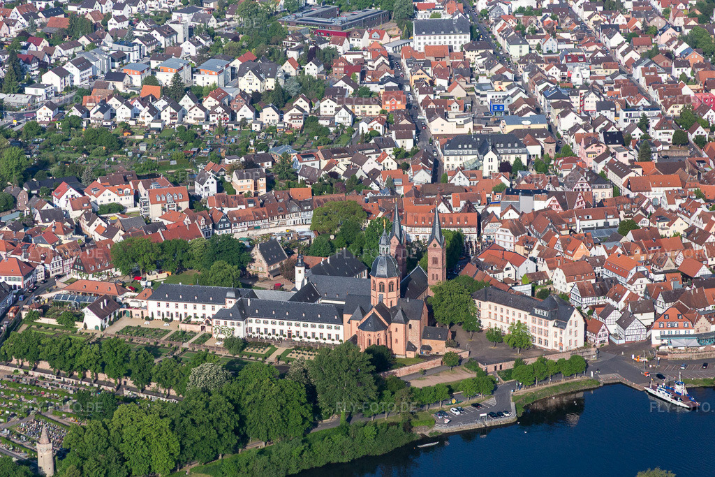 Luftbild: Einhardbasilika in Seligenstadt im Bundesland Hessen in Deutschland. Foto: IMG_088749.jpg vom 20.05.2016 durch Werner Riehm/FLY-FOTO.de