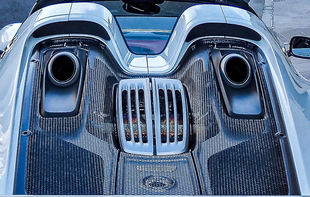 High Performance – Porsche Carbon-Details | Pure Dynamik und technische Perfektion im Detail. Diese kontrastreiche High-End-Fotografie fängt die makellose, gewebte Carbon-Struktur und die aerodynamische Linienführung einer Porsche-Motorabdeckung ein. Das Zusammenspiel aus modernsten Materialien und legendärer Sportwagen-Ästhetik bringt maskuline Eleganz und High-Tech-Vibes an deine Wände. Ein exklusives Highlight als großformatiger Fine Art Print, edles Alu-Dibond oder unter spiegelndem Acrylglas für moderne Büros, Garagen-Lounges oder minimalistische Lofts. - Realisiert mit Pictrs.com