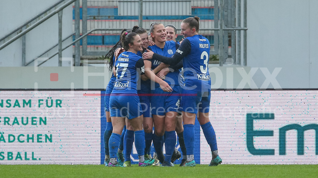 Fussball, 2. Frauen-Bundesliga, SV Meppen - Hamburger SV | v.li.: Spielerinnen vom SV Meppen mit Torjubel, Jubel, jubeln, jubelt, optimistisch, Spielszene, Highlight, Freude über das Tor zum 1:0, DIE DFB-RICHTLINIEN UNTERSAGEN JEGLICHE NUTZUNG VON FOTOS ALS SEQUENZBILDER UND/ODER VIDEOÄHNLICHE FOTOSTRECKEN. DFB REGULATIONS PROHIBIT ANY USE OF PHOTOGRAPHS AS IMAGE SEQUENCES AND/OR QUASI-VIDEO.