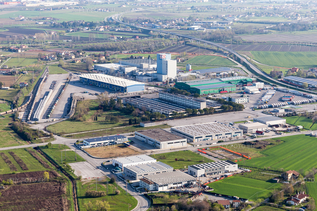 Vue aérienne: Technische Anlagen im Industriegebiet der Purina Nestlé in [§2] à le quartier Summaga in Portogruaro dans le département Vénétie, Italie. Photo: IMG_105726.jpg prise le 08/04/2018 par Werner Riehm/FLY-FOTO.eu – Résolution de l'original: 5472 x 3648 px