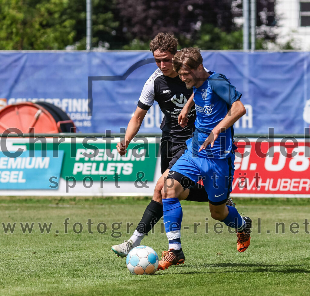 2023-07-22_088_FC_Langengeisling_gegen_VfB_Eichstaett_II | Erding, Deutschland, 22.07.2023:
Fußball, Bezirksliga Oberbayern Ost 2023 / 2024, Testspiel, FC Langengeisling gegen VfB Eichstätt II, Endergebnis: 3:2

Samuel Schmid (VFB Eichstätt, #27), Diart Tahiri (FC Langengeisling, #16)

Foto: Christian Riedel / fotografie-riedel.net