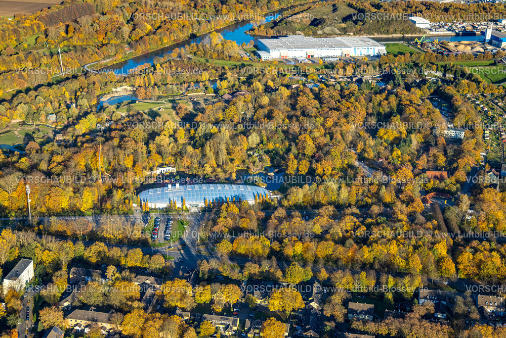 Gelsenkirchen251103236 | Luftbild, Zoo Zoom Erlebniswelt, langgezogenes Gebäude mit Drachenland und ELE Tropenparadies, herbstliche Bäume, Bismarck, Gelsenkirchen, Ruhrgebiet, Nordrhein-Westfalen, Deutschland