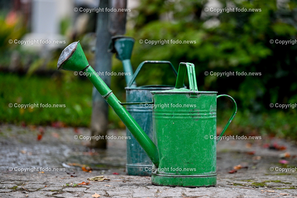 Friedhof_ Kreuz_ Kruzifix_ Jesu Christi_ Allerheiligen_ 26.10.2024-65 | 26.10.2024, Friedhof, AUT, Allerheiligen, Themenbilder im Bild Friedhof, Kreuz, Kruzifix, Jesu Christi, Allerheiligen, Engerl, Engel, Kerzen, Grab, Grablicht, Blumen, Skulptur, Grabstein, Symbolbild, Grablaterne, Grabkerze, Grabkerzen, Grablichter, Kerze, Grabkreuz, Gedenken, Bestattung, Verstorbene, Totenruhe, Grab, Urne, Blumenschmuck, Schmuck, Besucher, Feature, kreativ, creativ, Linz