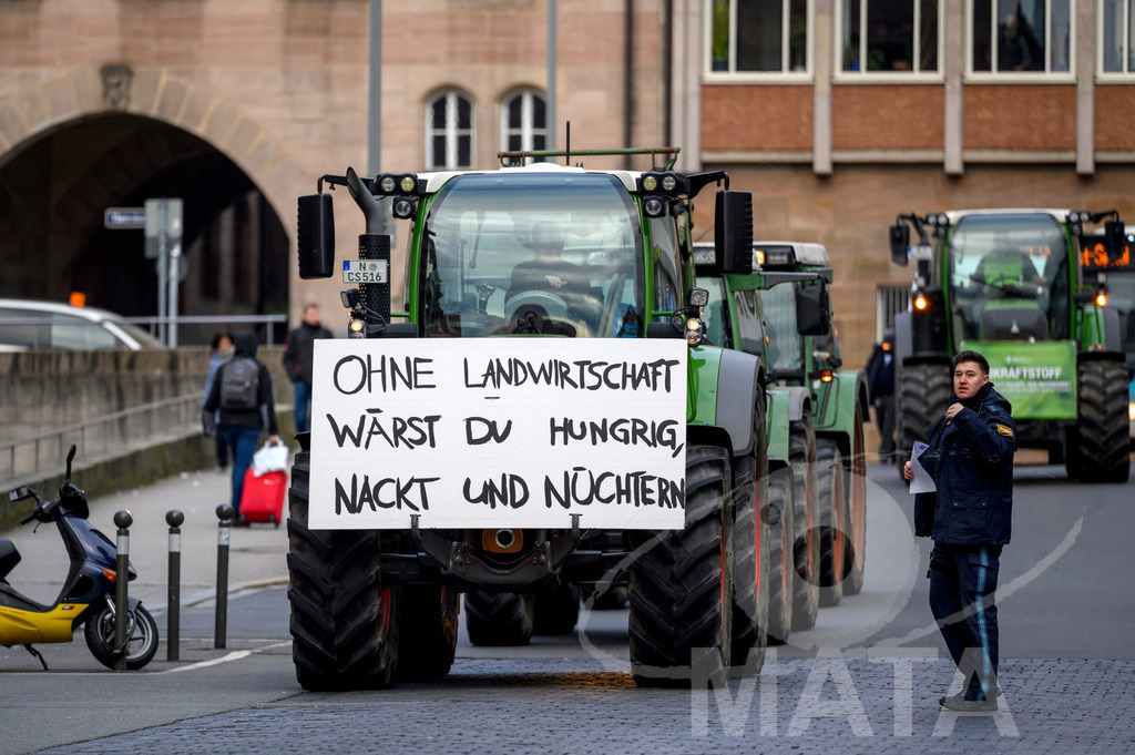 _DWA4226 | Bauerndemo gegen Agrarpolitik der Bundesregierung  auf dem Straße Obstmarkt und Hauptmarkt . Nürnberg, 08.01.2024 - Realisiert mit Pictrs.com