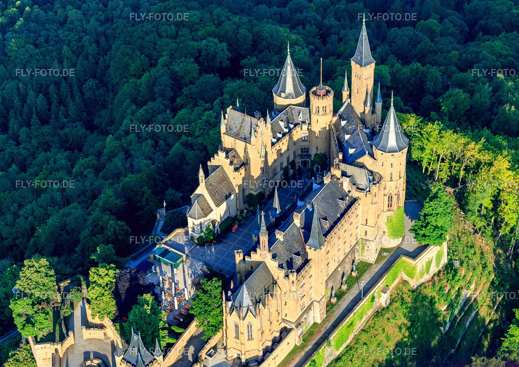 Burg Hohenzollern von Südosten https://burg-hohenzollern.com/de/ | Luftbild: Burg Hohenzollern von Südosten https://burg-hohenzollern.com/de/ im Ortsteil Zimmern in Bisingen im Bundesland Baden-Württemberg in Deutschland. Foto: IMG_148866.jpg vom 28.06.2025 durch ©2025 Werner Riehm fly-foto.de/copyright - Realisiert mit Pictrs.com