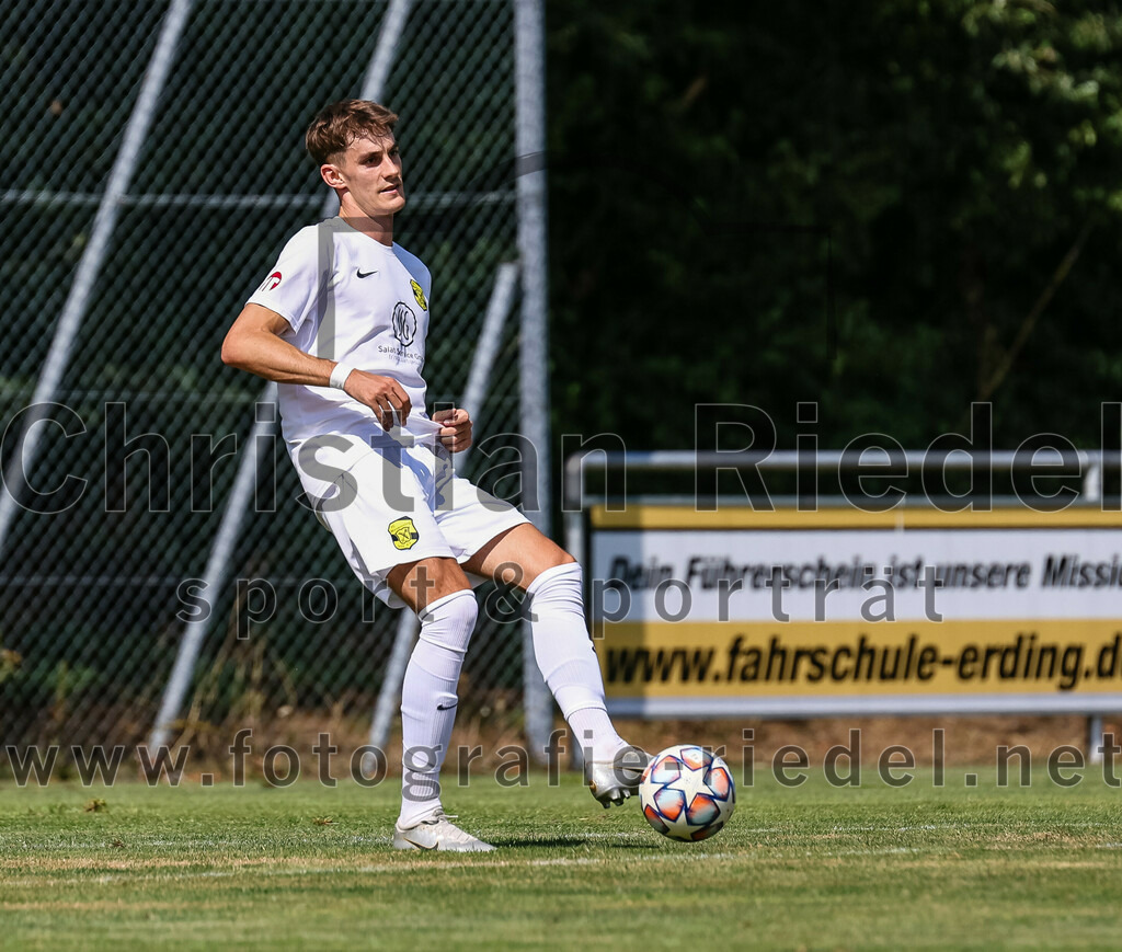 2023-07-22_111_FC_Eitting_gegen_FC_Moosinning | Eitting, Deutschland, 22.07.2023:
Fußball, Kreisliga 2023 / 2024, Testspiel, FC Eitting gegen FC Moosinning, Endergebnis: 0:4

Dennis Stauf (FC Moosinning, #15)

Foto: Christian Riedel / fotografie-riedel.net