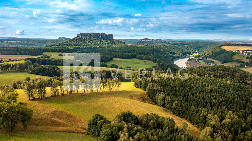 Wandbild-Panorama-Lilienstein-Festung-Koenigstein-DJI_0790 | Panorama-Luftbild Lilienstein und Festung Königstein - Realisiert mit Pictrs.com