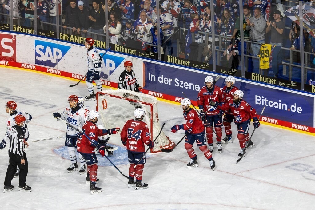 DEL, Deutsche Eishockey Liga Saison 2026/27, 10. Spieltag: Adler Mannheim gegen Schwenninger Wild Wings | DEL, Deutsche Eishockey Liga Saison 2026/27, 10. Spieltag: Adler Mannheim gegen Schwenninger Wild Wings / Nach dem 1:2-Anschlusstreffer durch Luke Esposito keimte noch einmal kurz Hoffnung auf bei den Adlern - Realisiert mit Pictrs.com