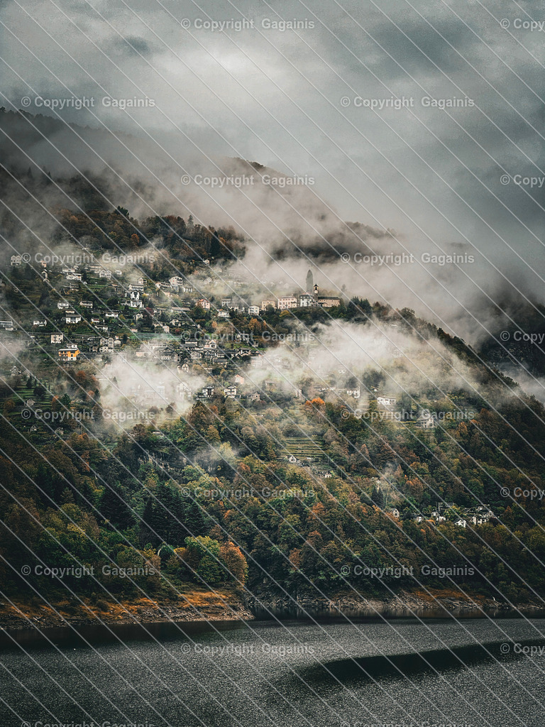 MergosciaHerbstlandschaft Schweiz, Tessin Dorf Print, Nebel Fotografie, Herbstfarben Wandbild, Naturposter, Alpenkunst | Goldene Blätter, malerische Gassen und sanfter Herbstnebel – diese Fotografie bringt die magische Atmosphäre des Tessiner Herbstes in dein Zuhause. Perfekt für gemütliche Wohnräume oder als Geschenk für Naturliebhaber.