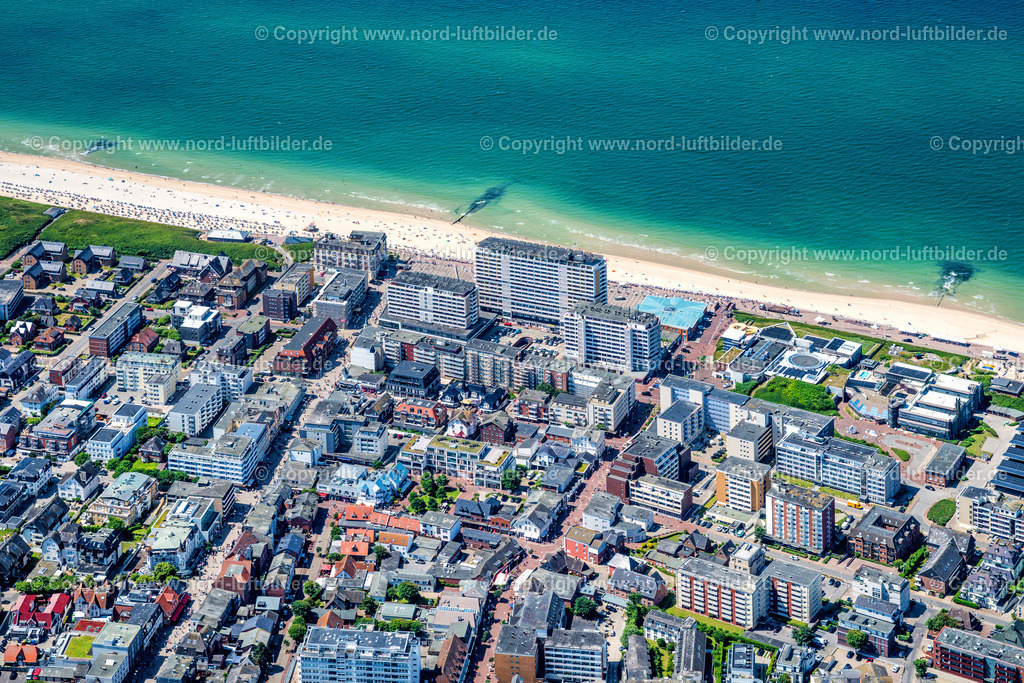 Sylt_Westerland_Friedrichstrasse_Promeade_ELS_4704210625 | WESTERLAND 21.06.2025 Innenstadt mit der Friedrichstraße in Westerland auf der Sylt mit Ortsbereich in Westerland im Bundesland Schleswig-Holstein, Deutschland. // City center with Friedrichstrasse in Westerland on the island of Sylt with local area in Westerland in the federal state of Schleswig-Holstein, Germany. Foto: Martin Elsen