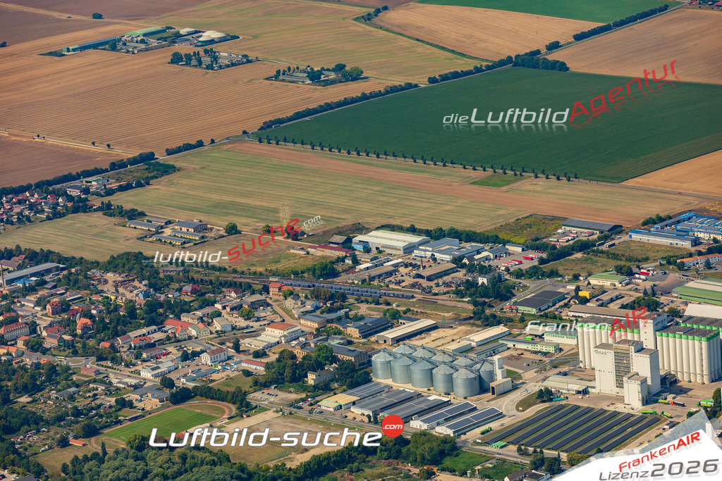 Bild der Stadt Querfurt - Die Luftaufnahme wurde 2025 vom UL-Flugzeug heraus erstellt ( keine Drohne ) - Hochauflösende Luftaufnahme - für professionelle Ausdrucke geeignet. Die Geschenkidee !Hier alle&nbsp;Infos zur Lizenzierung der LuftaufnahmeWir fliegen auch dieses Jahr wieder in Ihre Region um Luftbilder zu erstellen.- Luftbild anfragen