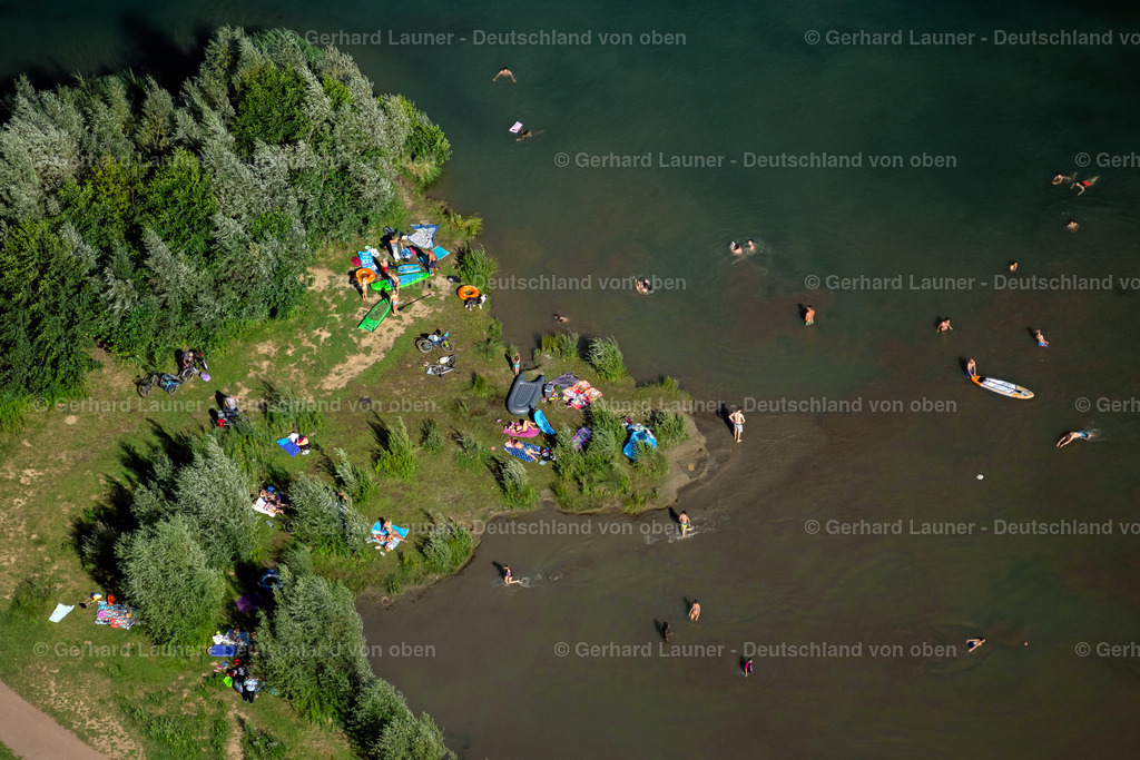 4034004 | OPFINGEN 30.06.2020 Badegästen am Strand und an den Uferbereichen des Sees Opfinger See in Opfingen im Bundesland Baden-Württemberg, Deutschland. // Bathers on the beach and on the shore areas of the lake Opfinger See in Opfingen in the state Baden-Wuerttemberg, Germany. Foto: Gerhard Launer