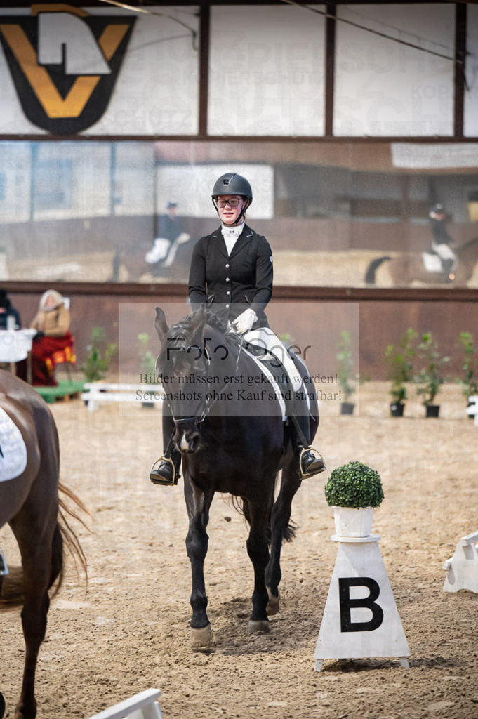 Hallenreittunier Voxtrup 2023 | Entdecke hochwertige Reitturnierfotos von Foto Oger. Professionell, emotional und authentisch – jetzt Lieblingsmomente im Shop bestellen.Deutschlandweite Turnierfotografie. - Realisiert mit Pictrs.com