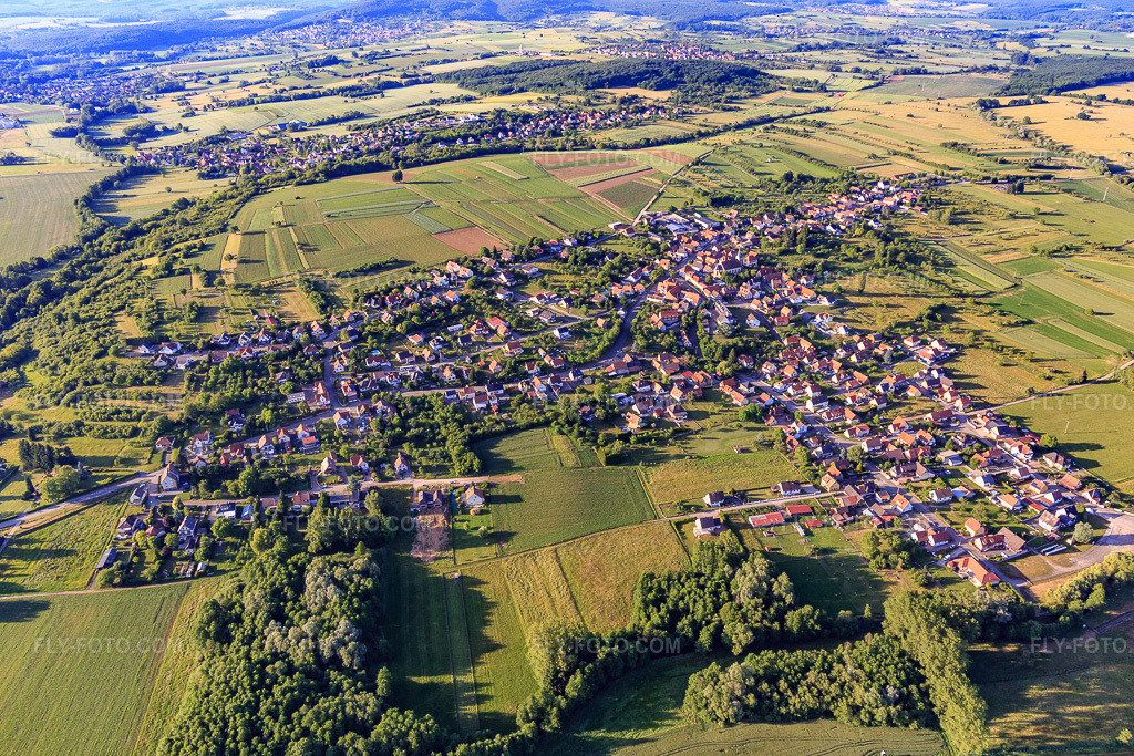 Aerial view: View of the town from the south in Gunstett in the state Bas-Rhin, France. – Photo: IMG_100815.jpg taken on 06/08/2017 by Werner Riehm/FLY-FOTO.com – Resolution of the original: 5472 x 3648 px