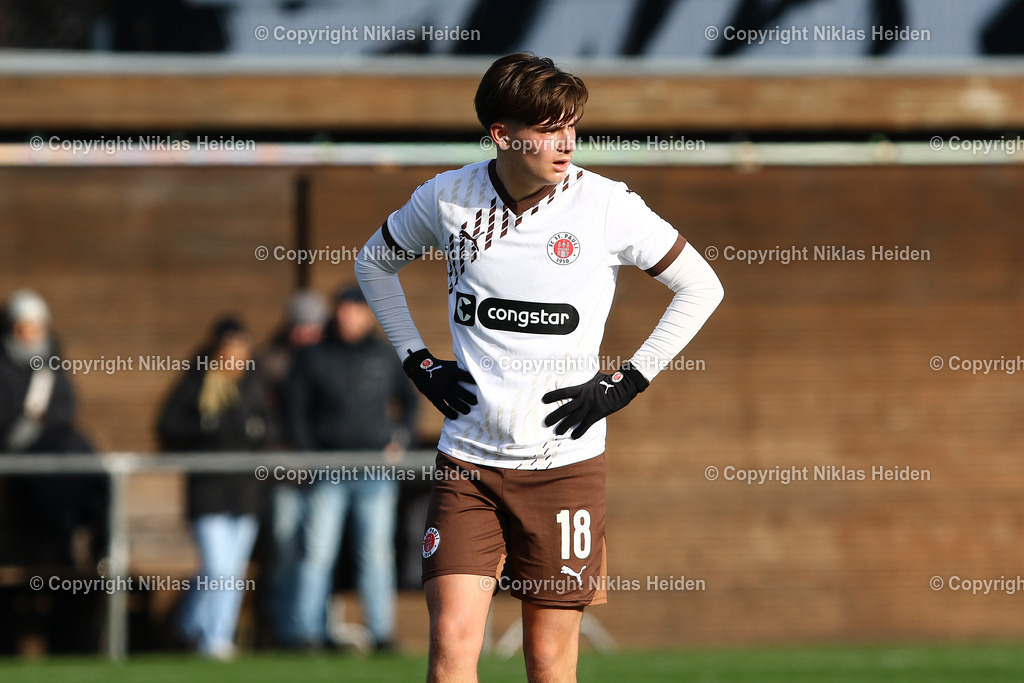 NH_FCStPauliU23_EintrachtBraunschweigU23_Testspiel_02022025 | #18 Tom Leon Politz (FC St. Pauli U23)Fußball I Herren I Testspiel I Saison 2024-2025 I FC St. Pauli U23 - Eintracht Braunschweig U23 I 02.02.2025 I Sportplatz Brummerskamp