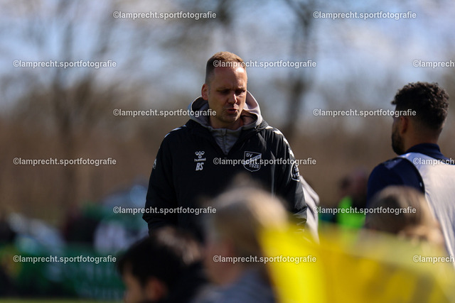 Fußball I Herren I Saison 2025-2026 I SHFV-Lotto-Pokal I Halbfinale I SV Todesfelde - VfB Lübeck 064 | Björn Sörensen (Trainer, SV Todesfelde) - Realisiert mit Pictrs.com