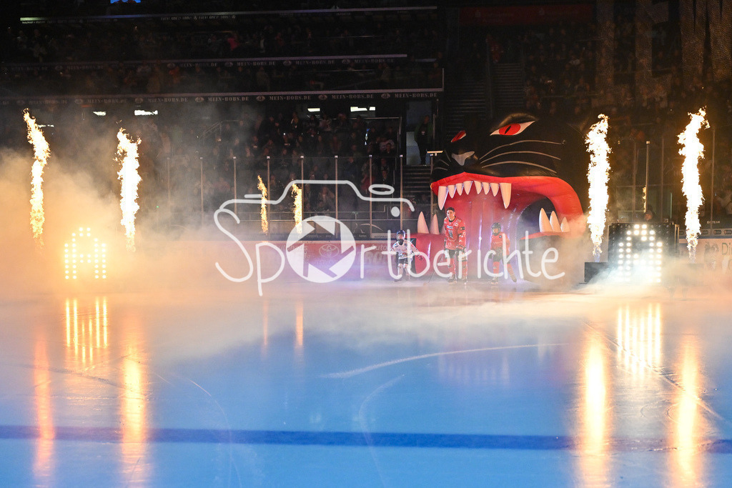 Augsburger Panther - Grizzlys Wolfsburg | Die Panther laufen zusammen mit der U9 auf das Eis / AEV / Augsburger EV / Symbolbild / DEL: Augsburger Panther - Grizzlys Wolfsburg; Curt Frenzel Stadion am 10.10.2025